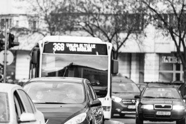 Araba trafiği, kirlilik, trafik sıkışıklığı şehir merkezi Bükreş, Romanya, 2022