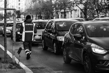 Araba trafiği, kirlilik, trafik sıkışıklığı şehir merkezi Bükreş, Romanya, 2022