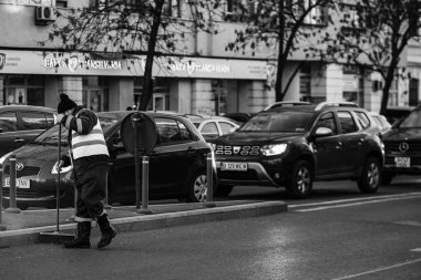Araba trafiği, kirlilik, trafik sıkışıklığı şehir merkezi Bükreş, Romanya, 2022