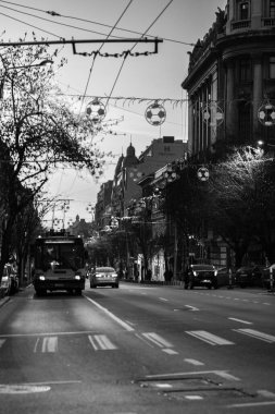 Araba trafiği, kirlilik, trafik sıkışıklığı şehir merkezi Bükreş, Romanya, 2022