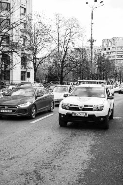 Araba trafiği, kirlilik, trafik sıkışıklığı şehir merkezi Bükreş, Romanya, 2022