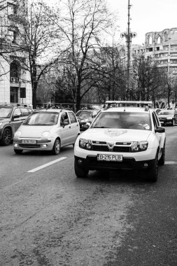 Araba trafiği, kirlilik, trafik sıkışıklığı şehir merkezi Bükreş, Romanya, 2022