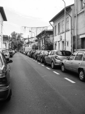 Araba trafiği, kirlilik, trafik sıkışıklığı şehir merkezi Bükreş, Romanya, 2022