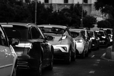 Araba trafiği, kirlilik, trafik sıkışıklığı şehir merkezi Bükreş, Romanya, 2022