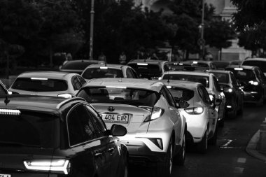 Araba trafiği, kirlilik, trafik sıkışıklığı şehir merkezi Bükreş, Romanya, 2022