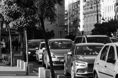 Araba trafiği, kirlilik, trafik sıkışıklığı şehir merkezi Bükreş, Romanya, 2022