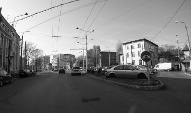 Araba trafiği, kirlilik, trafik sıkışıklığı şehir merkezi Bükreş, Romanya, 2022