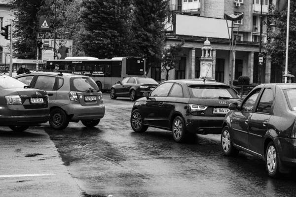 Araba trafiği, kirlilik, trafik sıkışıklığı şehir merkezi Bükreş, Romanya, 2022