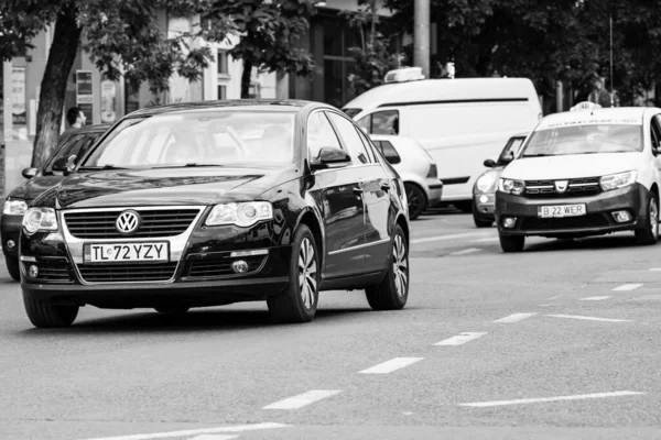 Araba trafiği, kirlilik, trafik sıkışıklığı şehir merkezi Bükreş, Romanya, 2022