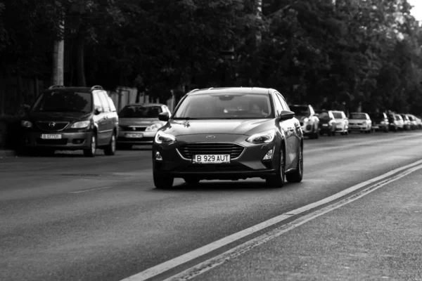 Araba trafiği, kirlilik, trafik sıkışıklığı şehir merkezi Bükreş, Romanya, 2022