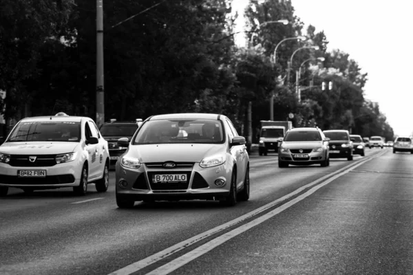 Araba trafiği, kirlilik, trafik sıkışıklığı şehir merkezi Bükreş, Romanya, 2022