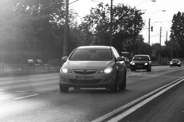 Araba trafiği, kirlilik, trafik sıkışıklığı şehir merkezi Bükreş, Romanya, 2022