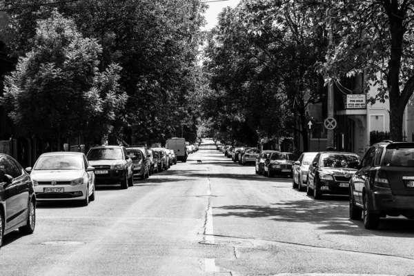 Araba trafiği, kirlilik, trafik sıkışıklığı şehir merkezi Bükreş, Romanya, 2022