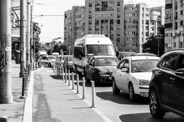 Araba trafiği, kirlilik, trafik sıkışıklığı şehir merkezi Bükreş, Romanya, 2022