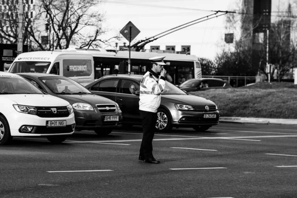 Araba trafiği, kirlilik, trafik sıkışıklığı şehir merkezi Bükreş, Romanya, 2022