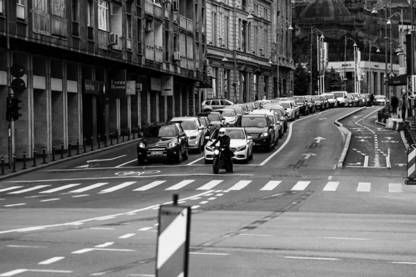 Araba trafiği, kirlilik, trafik sıkışıklığı şehir merkezi Bükreş, Romanya, 2022