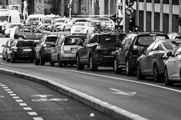 Araba trafiği, kirlilik, trafik sıkışıklığı şehir merkezi Bükreş, Romanya, 2022