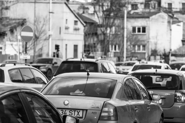 Araba trafiği, kirlilik, trafik sıkışıklığı şehir merkezi Bükreş, Romanya, 2022