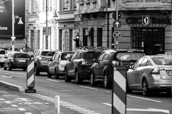 Araba trafiği, kirlilik, trafik sıkışıklığı şehir merkezi Bükreş, Romanya, 2022