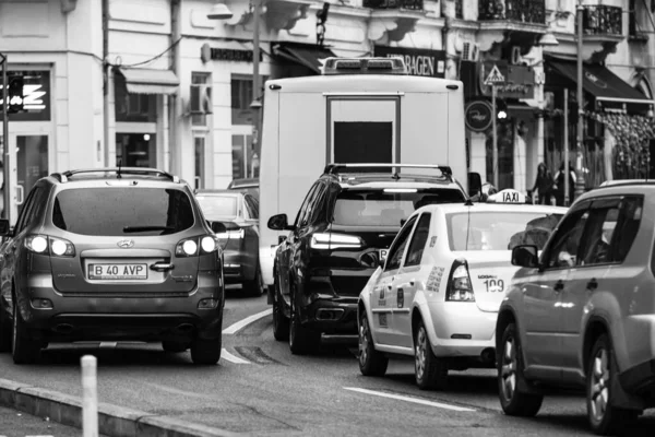 Araba trafiği, kirlilik, trafik sıkışıklığı şehir merkezi Bükreş, Romanya, 2022