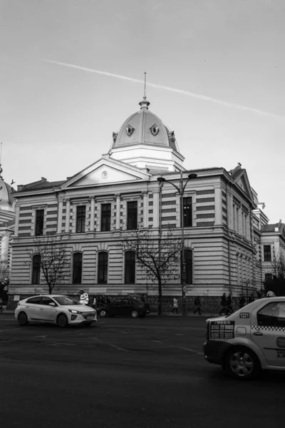 Araba trafiği, kirlilik, trafik sıkışıklığı şehir merkezi Bükreş, Romanya, 2022