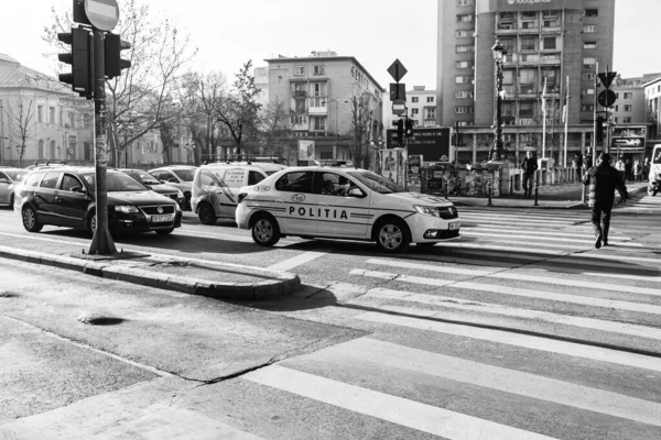 Araba trafiği, kirlilik, trafik sıkışıklığı şehir merkezi Bükreş, Romanya, 2022