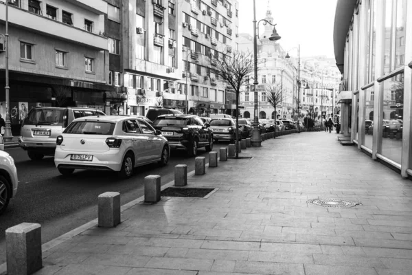 Araba trafiği, kirlilik, trafik sıkışıklığı şehir merkezi Bükreş, Romanya, 2022