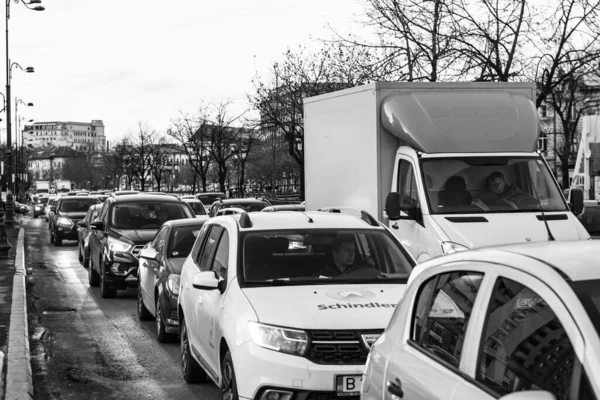 Araba trafiği, kirlilik, trafik sıkışıklığı şehir merkezi Bükreş, Romanya, 2022