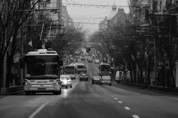 Araba trafiği, kirlilik, trafik sıkışıklığı şehir merkezi Bükreş, Romanya, 2022