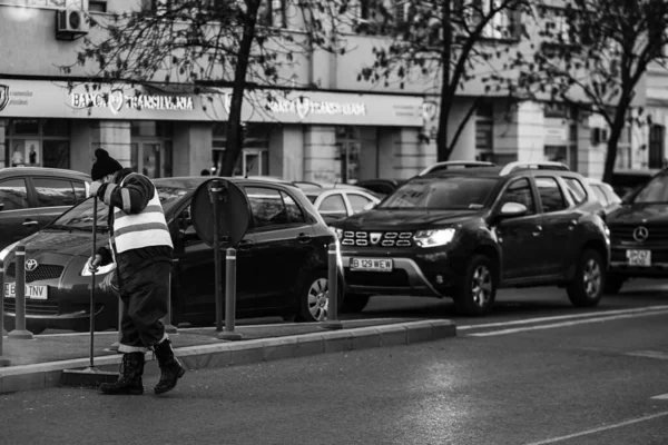 Araba trafiği, kirlilik, trafik sıkışıklığı şehir merkezi Bükreş, Romanya, 2022