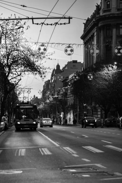 Araba trafiği, kirlilik, trafik sıkışıklığı şehir merkezi Bükreş, Romanya, 2022