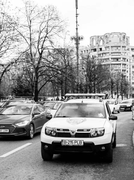 Araba trafiği, kirlilik, trafik sıkışıklığı şehir merkezi Bükreş, Romanya, 2022