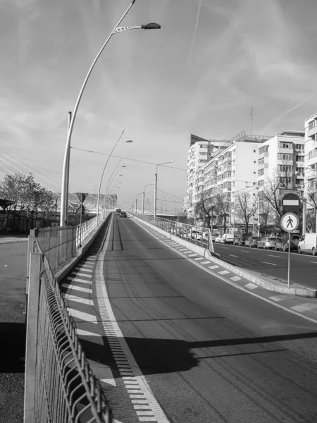 Araba trafiği, kirlilik, trafik sıkışıklığı şehir merkezi Bükreş, Romanya, 2022