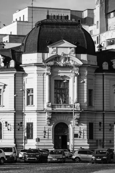 Araba trafiği, kirlilik, trafik sıkışıklığı şehir merkezi Bükreş, Romanya, 2022