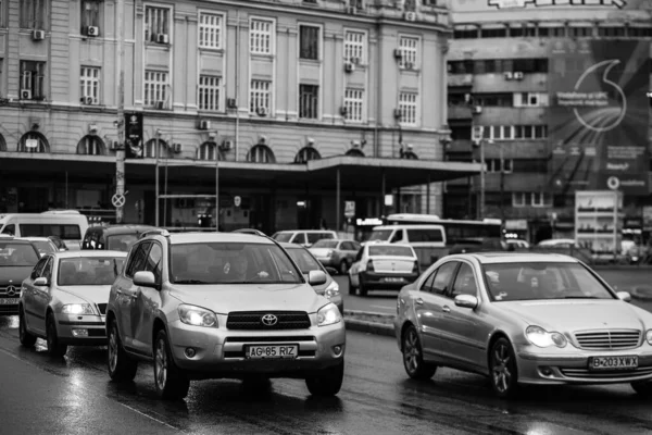 Araba trafiği, kirlilik, trafik sıkışıklığı şehir merkezi Bükreş, Romanya, 2022
