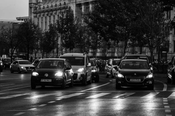 Araba trafiği, kirlilik, trafik sıkışıklığı şehir merkezi Bükreş, Romanya, 2022