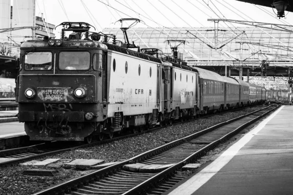 Τρένο Στο Βόρειο Σιδηροδρομικό Σταθμό Του Βουκουρεστίου Gara Nord Βουκουρέστι — Φωτογραφία Αρχείου