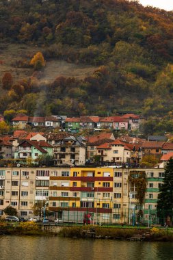 Tuna nehri ve Orsova şehir bitki örtüsü ve binaları, deniz manzarası. Orsova, Romanya, 2021