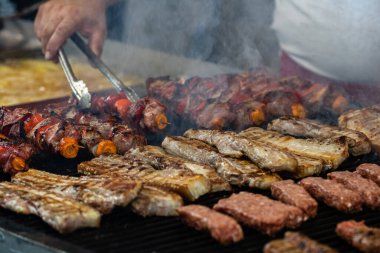 Izgarada leziz yemekler. Yemek festivalinde biftek, ızgara sosis.