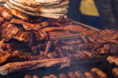 Izgarada leziz yemekler. Yemek festivalinde biftek, ızgara sosis.
