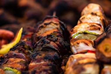 Izgarada leziz yemekler. Yemek festivalinde biftek, ızgara sosis.