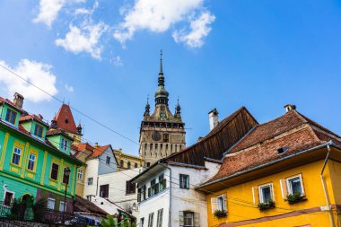 Sighisoara şehrinin ortaçağ güçlendirilmiş kalesi ve ünlü Saat Kulesi