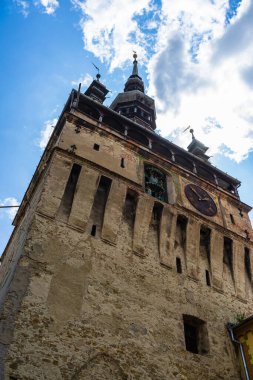 Sighisoara şehrinin ortaçağ güçlendirilmiş kalesi ve ünlü Saat Kulesi