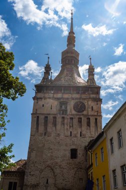 Sighisoara şehrinin ortaçağ güçlendirilmiş kalesi ve ünlü Saat Kulesi
