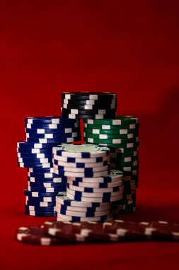 Kırmızı arkaplanda poker çiplerinin karışımı