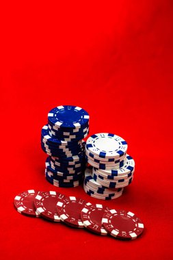 Kırmızı arkaplanda poker çiplerinin karışımı