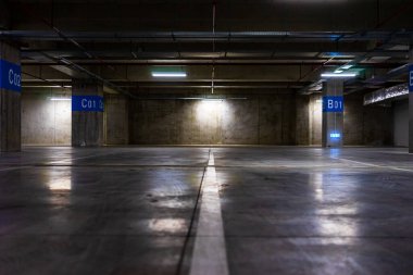 Boş otopark. Yeraltı otoparkı