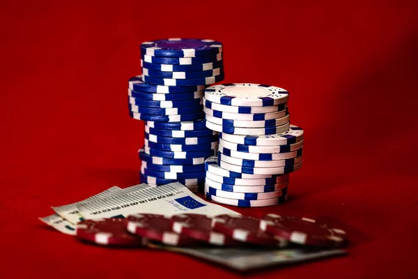 Keveréke Póker Zseton Piros Alapon — Stock Fotó