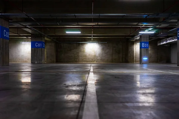 Boş otopark. Yeraltı otoparkı