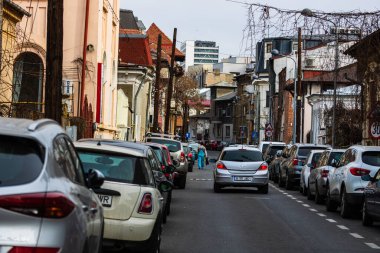 Şehrin şehir merkezinde trafik sıkışıklığında araba trafiği. Romanya 'nın Bükreş kentinde araba kirliliği ve trafik sıkışıklığı, 2022